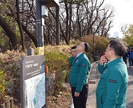 이한경 행정안전부 재난안전관리본부장이 5일 서울 광진구 어린이대공원을 방문해 어린이 놀이동산 시설을 점검하고 있다.