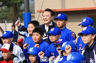 윤석열 대통령이 6일 서울 용산어린이정원 스포츠필드에서 열린 리틀야구 시합을 참관한 뒤 참가 어린이들과 기념 촬영을 하고 있다. 