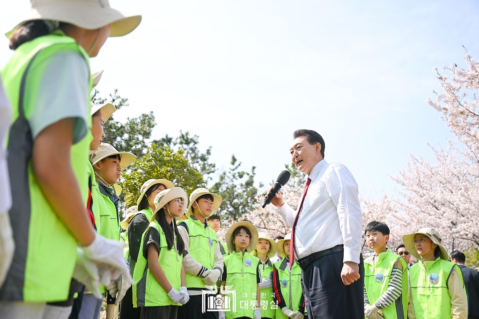 윤석열 대통령이 5일 부산 강서구 명지근린공원에서 열린 ‘제79회 식목일 기념행사’에서 나무를 함께 심은 어린이들에게 격려의 말을 하고 있다.