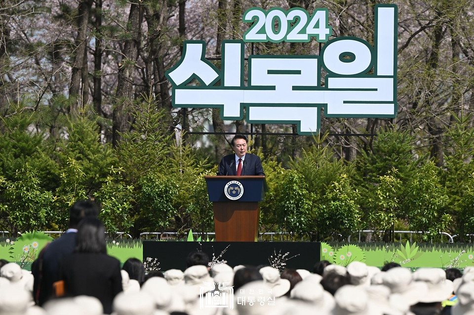 윤석열 대통령이 5일 부산 강서구 명지근린공원에서 열린 ‘제79회 식목일 기념행사’에서 기념사를 하고 있다.