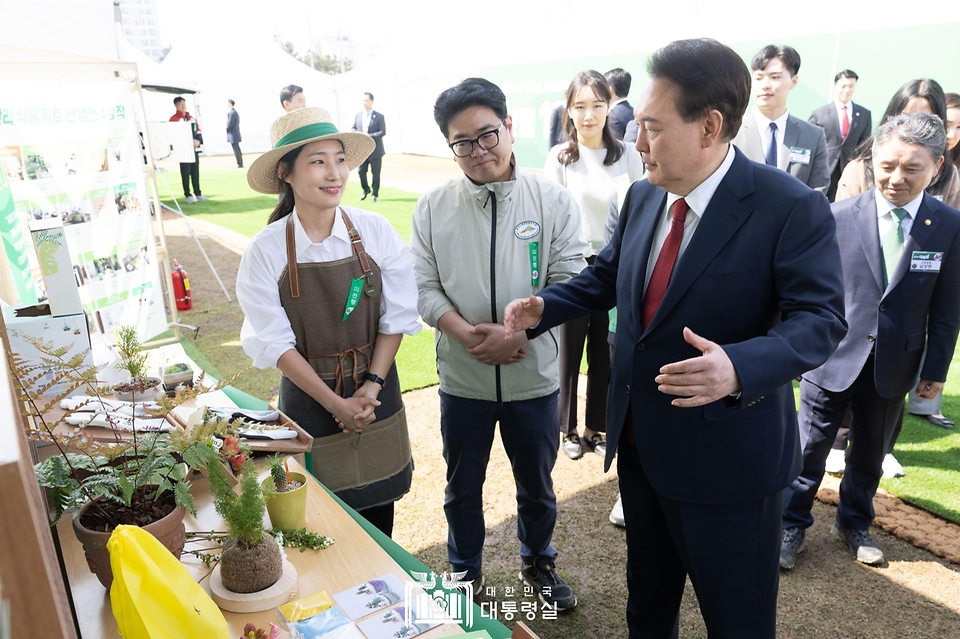 윤석열 대통령이 5일 부산 강서구 명지근린공원에서 열린 ‘제79회 식목일 기념행사’에서 전시 부스를 둘러보고 있다.