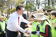 윤석열 대통령이 5일 부산 강서구 명지근린공원에서 열린 ‘제79회 식목일 기념행사’에서 나무를 함께 심은 어린이들과 인사하고 있다.