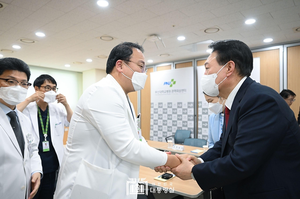 윤석열 대통령이 5일 부산시 서구 부산대병원 권역외상센터를 찾아 의료진을 격려하고 있다. 