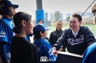 윤석열 대통령이 6일 서울 용산어린이정원 스포츠필드에서 열린 리틀야구 시합을 참관하며 시합 참가 어린이와 인사하고 있다.