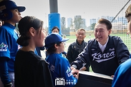 윤석열 대통령이 6일 서울 용산어린이정원 스포츠필드에서 열린 리틀야구 시합을 참관하며 시합 참가 어린이와 인사하고 있다.