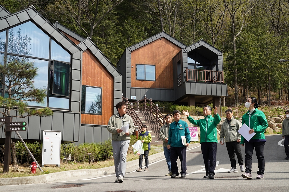 남성현 산림청장이 5일 김해시에 위치한 국립용지봉자연휴양림을 찾아 운영현황을 점검하고 있다. 이날 남성현 산림청장은 “휴양림 방문고객에게 안전하고 쾌적한 서비스 제공을 위해 힘써 달라”고 당부했다.