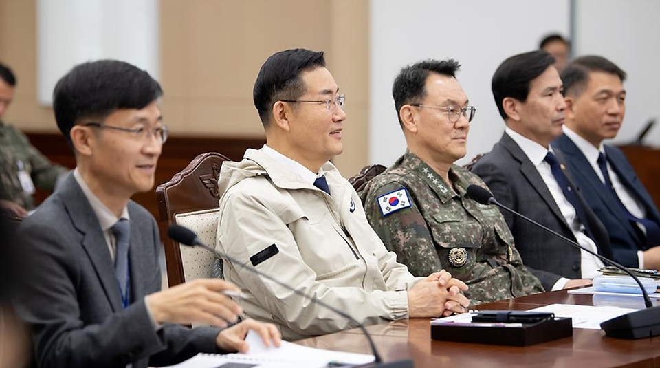 신원식 국방부 장관이 8일 서울 용산구 국방부 대회의실에서 관계자들과 우리 군 군사정찰위성 2호기 발사 현장 중계 장면을 참관하고 있다.
