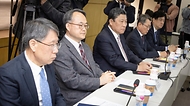 병원협회 관계자들이 3일 서울 마포구 대한병원협회에서 열린 간담회에서 조규홍 보건복지부 장관의 발언을 듣고 있다.