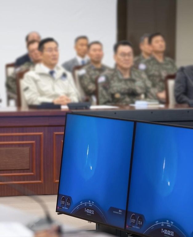 신원식 국방부 장관이 8일 서울 용산구 국방부 대회의실에서 관계자들과 우리 군 군사정찰위성 2호기 발사 현장 중계 장면을 참관하고 있다.
