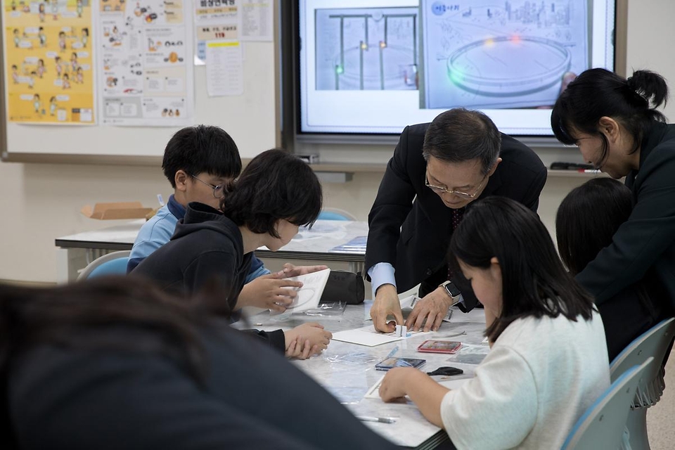 이종호 과학기술정보통신부 장관이 8일 세종특별자치시 집현초등학교에서 학생들과 LED카드 만들기 수업을 진행하고 있다.