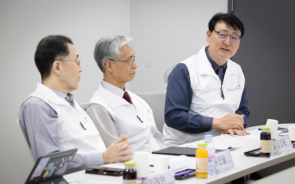 관계자들이 1일 대전 충청권 광역응급의료상황실에서 열린 ‘광역응급의료상황실 개소 간담회’에 참석해 있다.