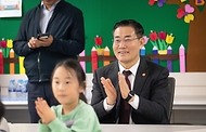 신원식 국방부 장관이 4일 서울 양천구 신서초등학교에서 늘봄학교 교실을 참관하며 박수 치고 있다.