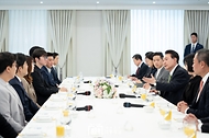 윤석열 대통령이 8일 서울 용산 대통령실 청사에서 열린 ‘스타트업 청년과의 오찬’에서 발언하고 있다. 