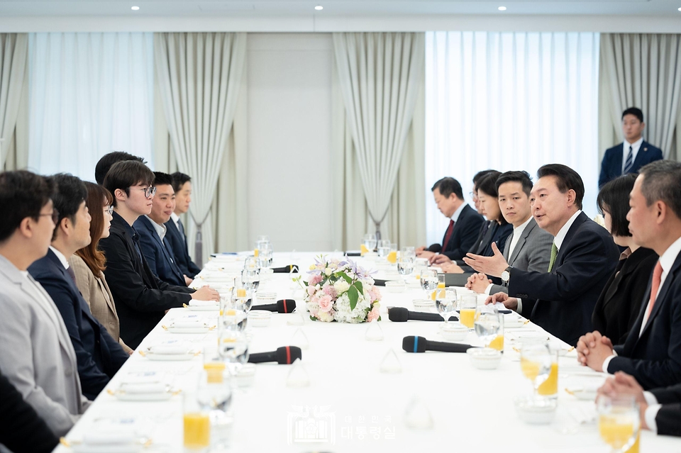 윤석열 대통령이 8일 서울 용산 대통령실 청사에서 열린 ‘스타트업 청년과의 오찬’에서 발언하고 있다. 