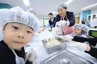 송미령 농림축산식품부 장관이 8일 충남 천안시 가람초등학교를 방문, 늘봄학교 재능기부를 위한 일일강사로 나서 치즈 만들기 체험을 하고 있다. 