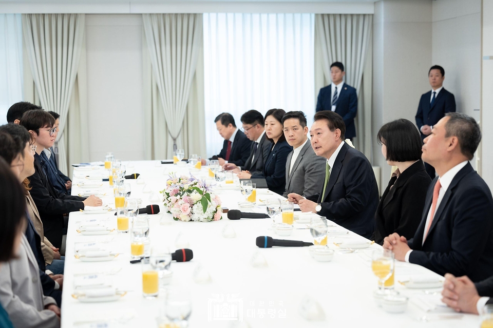 윤석열 대통령이 8일 서울 용산 대통령실 청사에서 열린 ‘스타트업 청년과의 오찬’에서 발언하고 있다. 