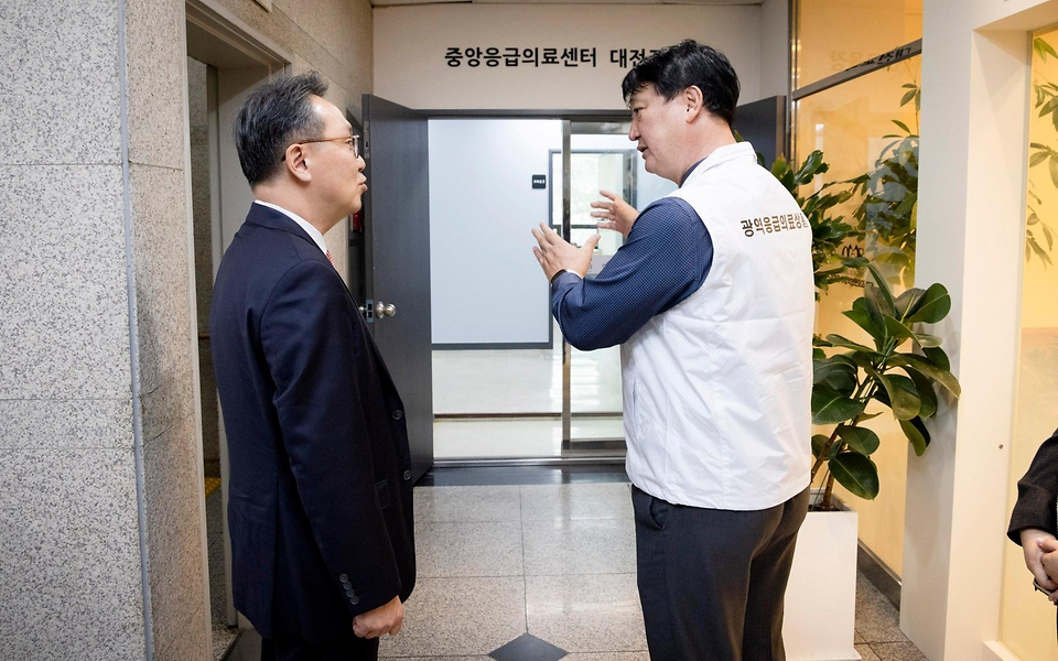 박민수 보건복지부 제2차관이 1일 대전 충청권 광역응급의료상황실을 방문해 시설을 둘러보고 있다.