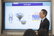 이종호 과학기술정보통신부 장관이 8일 세종특별자치시 집현초등학교에서 과학수업을 진행하고 있다.