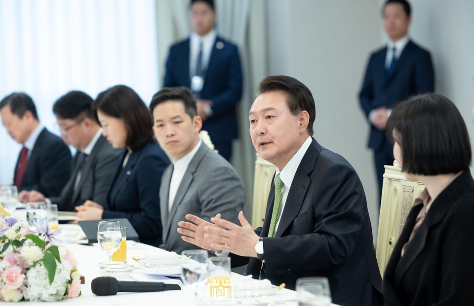 윤석열 대통령이 8일 서울 용산 대통령실 청사에서 열린 ‘스타트업 청년과의 오찬’에서 발언하고 있다. 