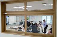 이종호 과학기술정보통신부 장관이 8일 세종특별자치시 집현초등학교에서 학생들과 LED카드 만들기 수업을 진행하고 있다.