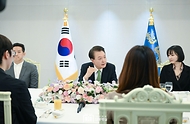 윤석열 대통령이 8일 서울 용산 대통령실 청사에서 열린 ‘스타트업 청년과의 오찬’에서 발언하고 있다. 