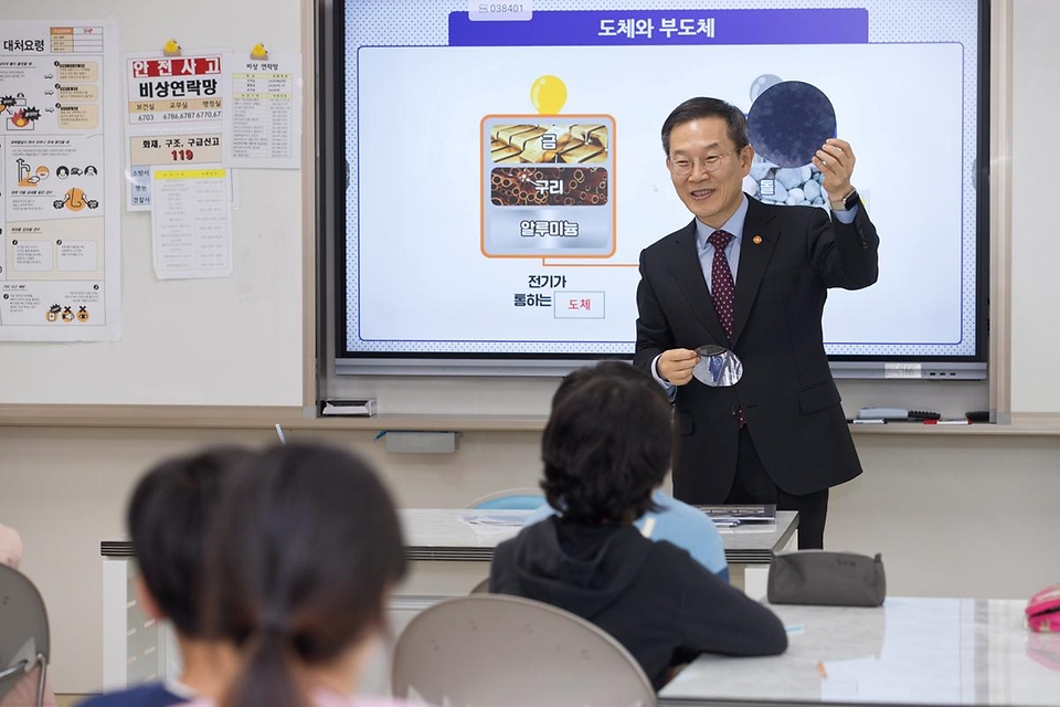 이종호 과학기술정보통신부 장관이 8일 세종특별자치시 집현초등학교에서 과학수업을 진행하고 있다.