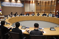 임기근 조달청장(왼쪽에서 세 번째)이 5일 서울지방조달청에서 열린 미래기술기업 현장간담회에서 공공조달을 활용한 중소·벤처·혁신기업 지원방안에 대해 의견을 나누고 있다.