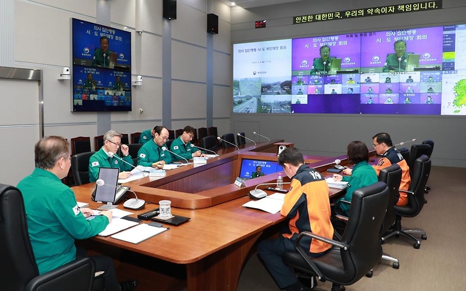 이상민 행정안전부 장관이 8일 서울시 종로구 정부서울청사 중앙재난안전상황실 서울상황센터에서 열린 ‘의사 집단행동 시·도 부단체장 회의’에 참석해 모두발언을 하고 있다.