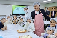 송미령 농림축산식품부 장관이 8일 충남 천안시 가람초등학교를 방문, 늘봄학교 재능기부를 위한 일일강사로 나서 치즈 만들기 체험 후 학생들과 기념 촬영을 하고 있다.