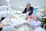 송미령 농림축산식품부 장관이 8일 충남 천안시 가람초등학교를 방문, 늘봄학교 재능기부를 위한 일일강사로 나서 치즈 만들기 체험을 하고 있다. 