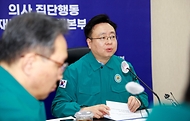 조규홍 보건복지부 제1차장이 8일 세종특별자치시 정부세종청사에서 열린 의사 집단행동 중앙재난안전대책본부 회의를 주재하며 발언하고 있다.