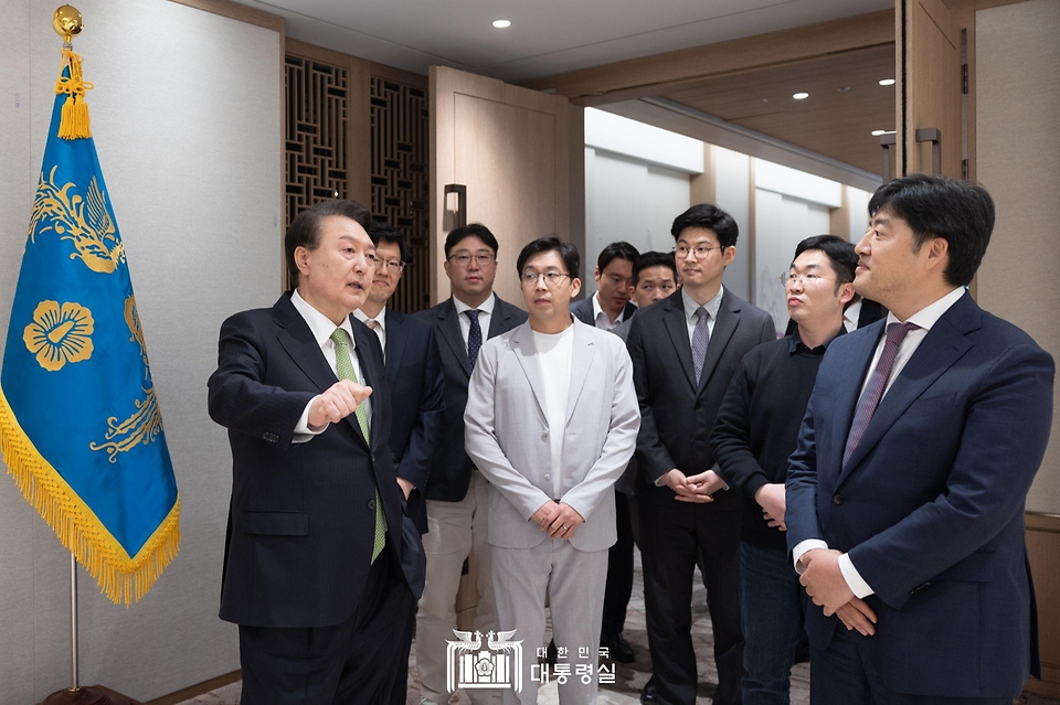 윤석열 대통령이 8일 서울 용산 대통령실 청사에서 열린 ‘스타트업 청년과의 오찬’에서 참석자들에게 집무실을 소개하고 있다.