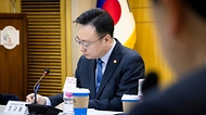 조규홍 보건복지부 장관이 3일 서울 마포구 대한병원협회에서 열린 간담회에서 메모하고 있다.
