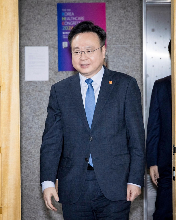 조규홍 보건복지부 장관이 3일 서울 마포구 대한병원협회에서 열린 간담회에 입장하고 있다.