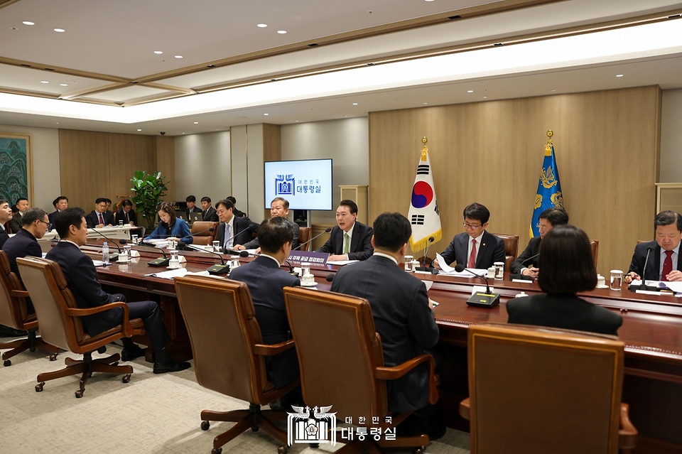 윤석열 대통령이 8일 서울 용산 대통령실 청사에서 열린 ‘도시주택공급 점검회의’에서 발언하고 있다. 