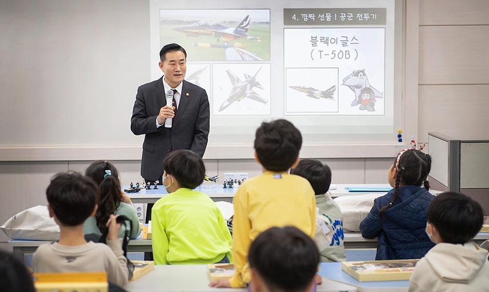 신원식 국방부 장관이 4일 서울 양천구 신서초등학교에서 늘봄학교 일일교사로 나서 1학년 학생들을 대상으로 국군에 대해 소개하는 체험형 교육을 진행하고 있다. 