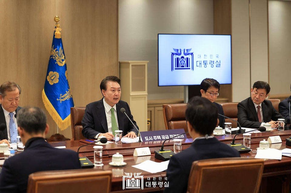 윤석열 대통령이 8일 서울 용산 대통령실 청사에서 열린 ‘도시주택공급 점검회의’에서 발언하고 있다. 