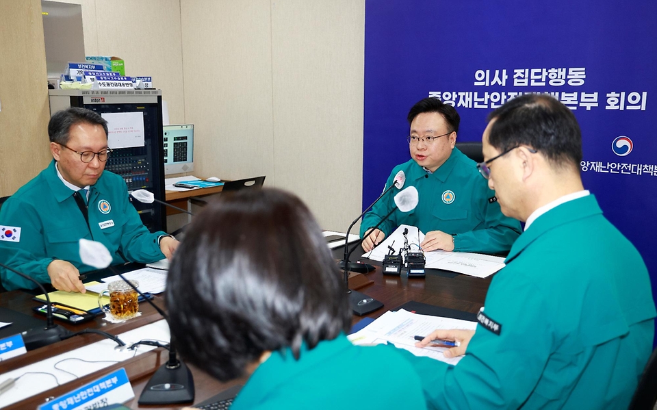 조규홍 보건복지부 제1차장이 8일 세종특별자치시 정부세종청사에서 열린 의사 집단행동 중앙재난안전대책본부 회의를 주재하며 발언하고 있다.