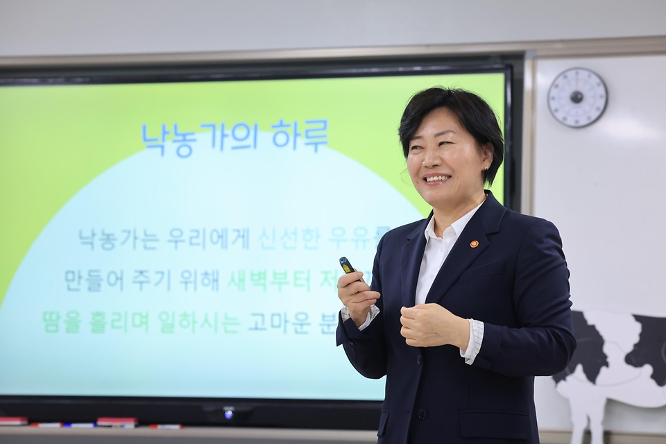 송미령 농림축산식품부 장관이 8일 충남 천안시 가람초등학교를 방문, 늘봄학교 재능기부를 위한 일일강사로 나서 교육을 진행하고 있다.