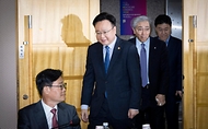 조규홍 보건복지부 장관이 3일 서울 마포구 대한병원협회에서 열린 간담회에 입장하고 있다.