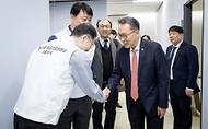 박민수 보건복지부 제2차관이 1일 대전 충청권 광역응급의료상황실을 방문해 관계자를 격려하고 있다.