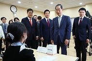 한덕수 국무총리가 9일 서울 종로1.2.3.4가동 행정복지센터에 마련된 제22대 국회의원선거 투표소에서 투표소를 운영할 선거사무원 등 관계자들을 격려하고 있다.
