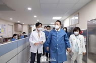 윤석열 대통령이 9일 경기 부천시 소사구 부천세종병원을 방문해 중환자실을 시찰하고 있다.