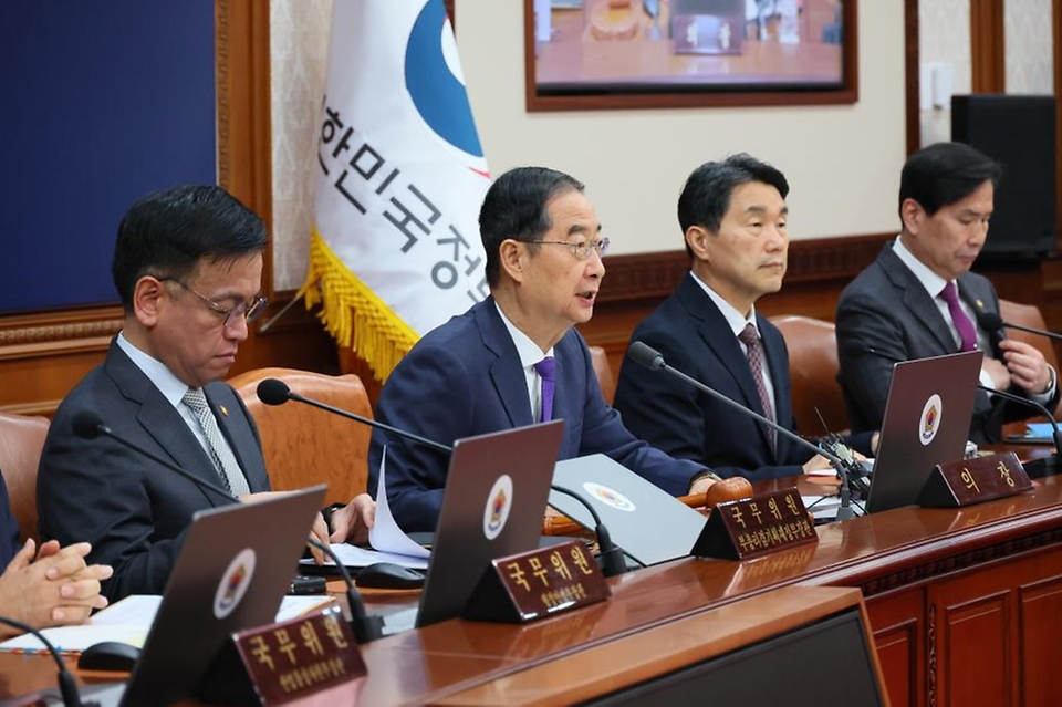 한덕수 국무총리가 11일 오전 서울 종로구 정부서울청사에서 열린 ‘제16회 국무회의’에서 22대 국회의원 선거 결과와 관련한 발언을 하고 있다.