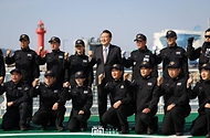 윤석열 대통령이 9일 인천시 해경전용부두에 정박 중인 해경 3005함에 승함해 해양경찰관들과 기념 촬영을 하고 있다. 