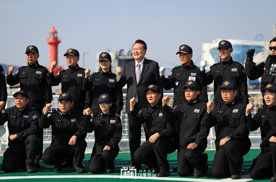 윤석열 대통령이 9일 인천시 해경전용부두에 정박 중인 해경 3005함에 승함해 해양경찰관들과 기념 촬영을 하고 있다. 