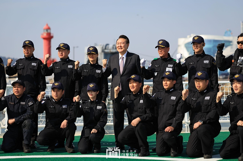 윤석열 대통령이 9일 인천시 해경전용부두에 정박 중인 해경 3005함에 승함해 해양경찰관들과 기념 촬영을 하고 있다. 