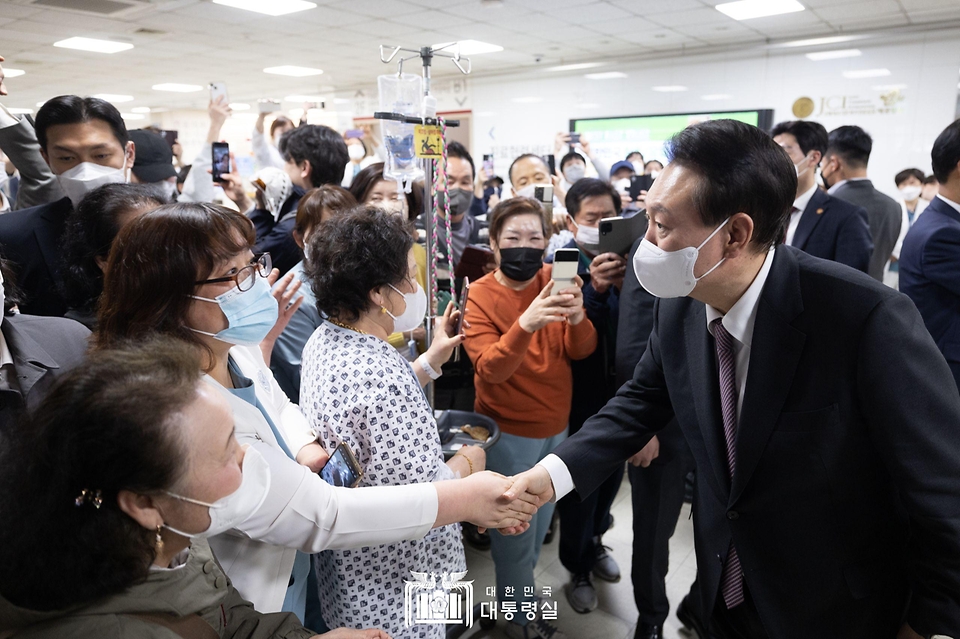 윤석열 대통령이 9일 경기 부천시 소사구 부천세종병원을 방문해 의료진과 인사하고 있다.