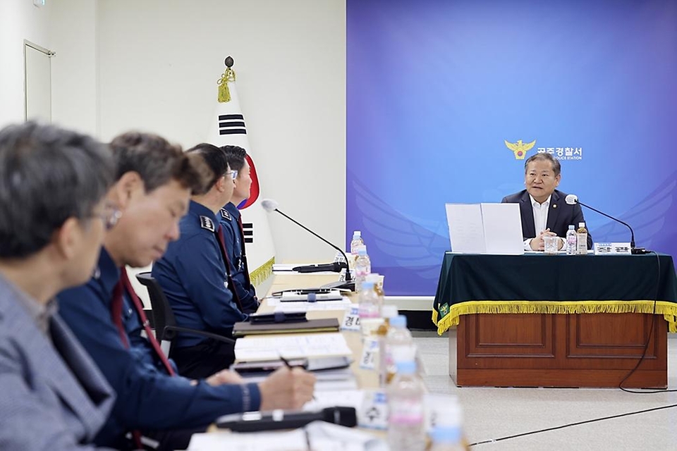 이상민 행정안전부 장관이 9일 충남 공주경찰서를 방문해 투표소 경비 대책 등 선거 준비 상황을 점검하고 있다. 