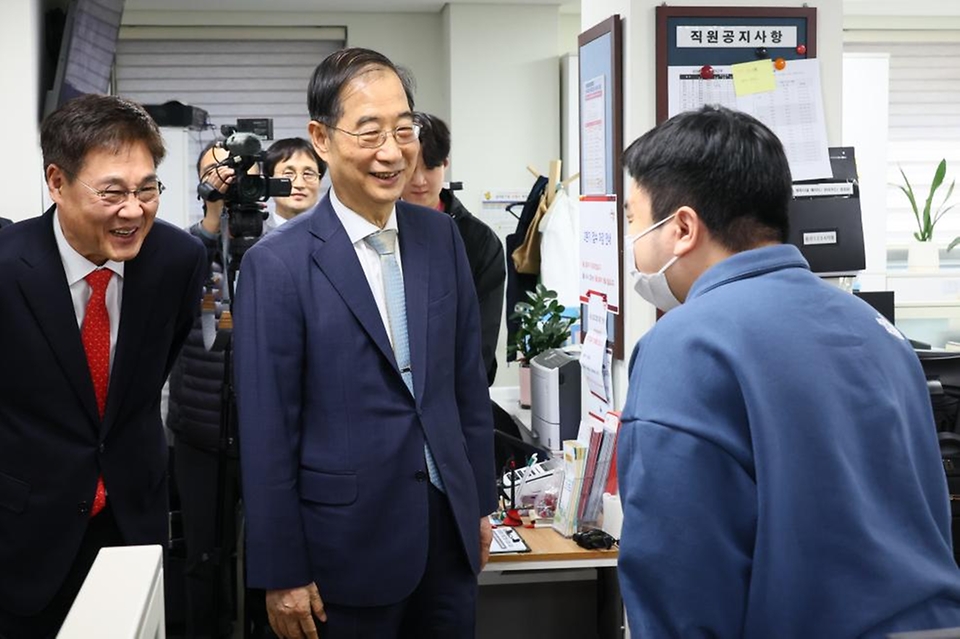 한덕수 국무총리가 9일 서울 종로1.2.3.4가동 행정복지센터에 마련된 제22대 국회의원선거 투표소에서 현장 점검을 마친 뒤, 민원실에 들려 선거일 근무를 하는 채재모 주무관과 대화하고 있다.